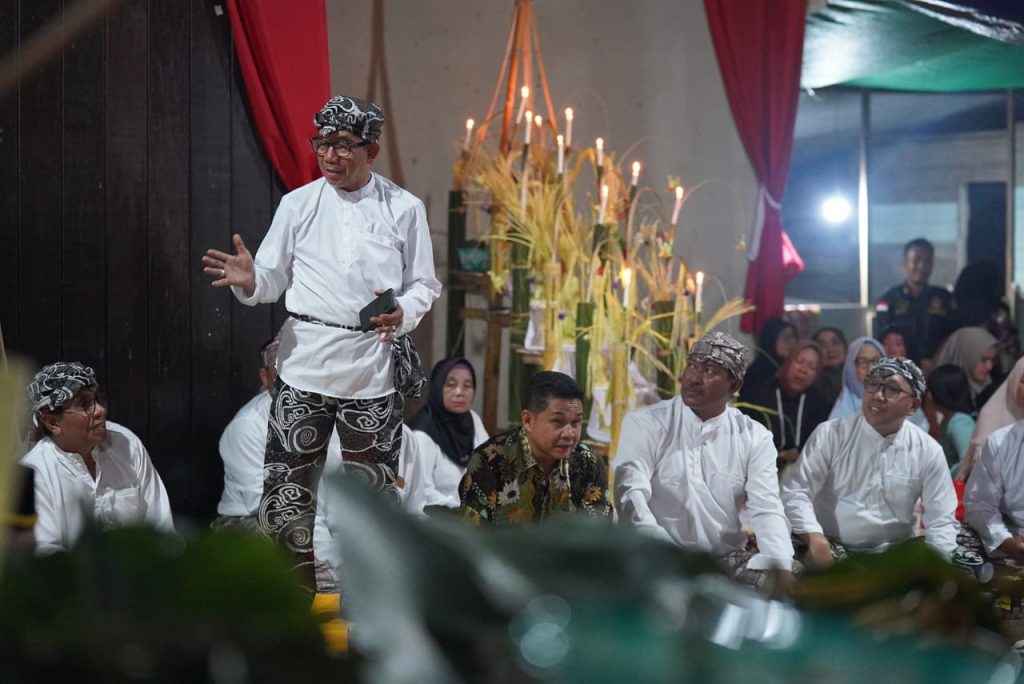 Ardiansyah Sulaiman, Bupati Kutim meresmikan layanan listrik 24 jam PLN di Desa Sekerat, Selasa (16/7/2024) malam.