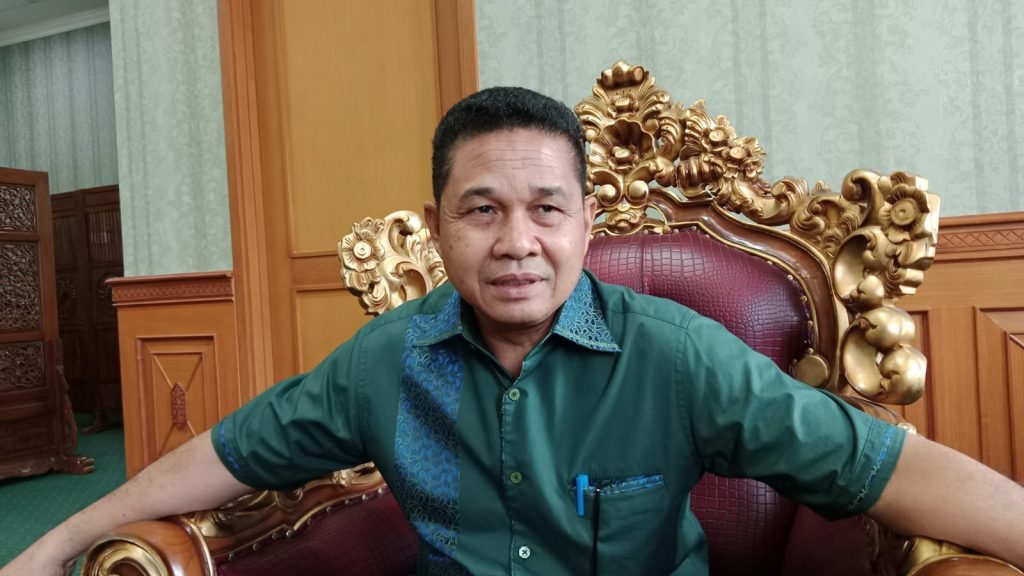 Penyerapan APBD Murni 2024 Terkendala Penyesuaian di Lapangan, Ketua DPRD Kutim Tetap Optimis Joni, Ketua DPRD Kutim saat diwawancarai di Ruang kerjanya, Selasa (16/7/2024) (Ahmad/GOnews.id)