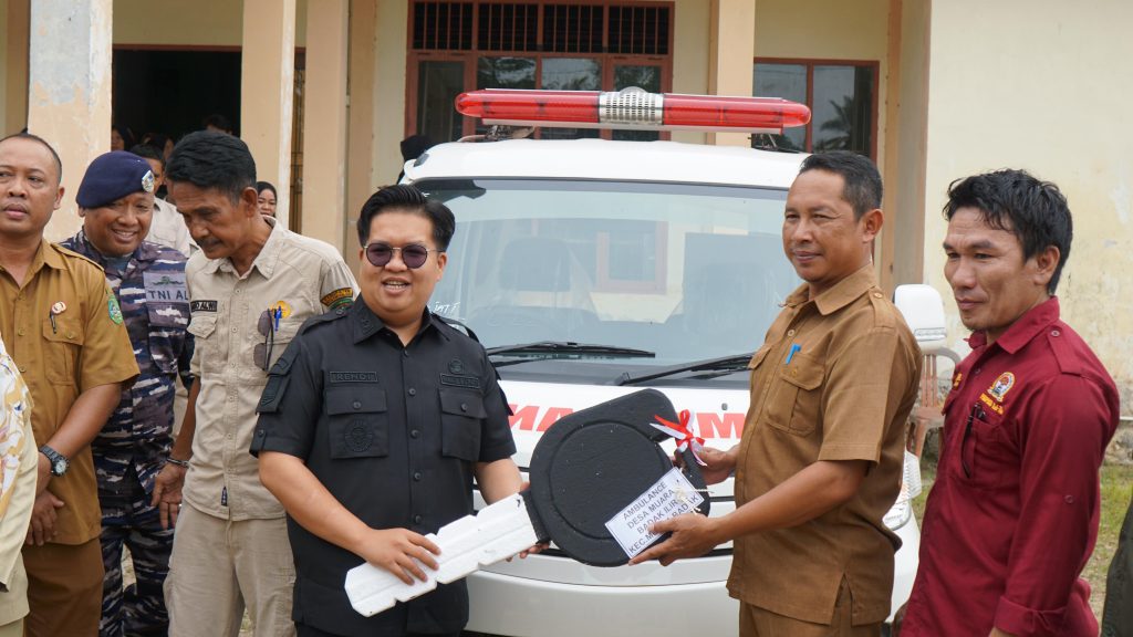 Ambulance Baru untuk Desa Muara Jawa Ilir, Langkah Pemkab Kukar Menuju Peningkatan Layanan Kesehatan Rendi Solihin, Wakil Bupati Kukar menyalurkan satu unit ambulance untuk masyarakat di Desa Muara Jawa Ilir, Kecamatan Muara Jawa, Rabu (24/7/2024).
