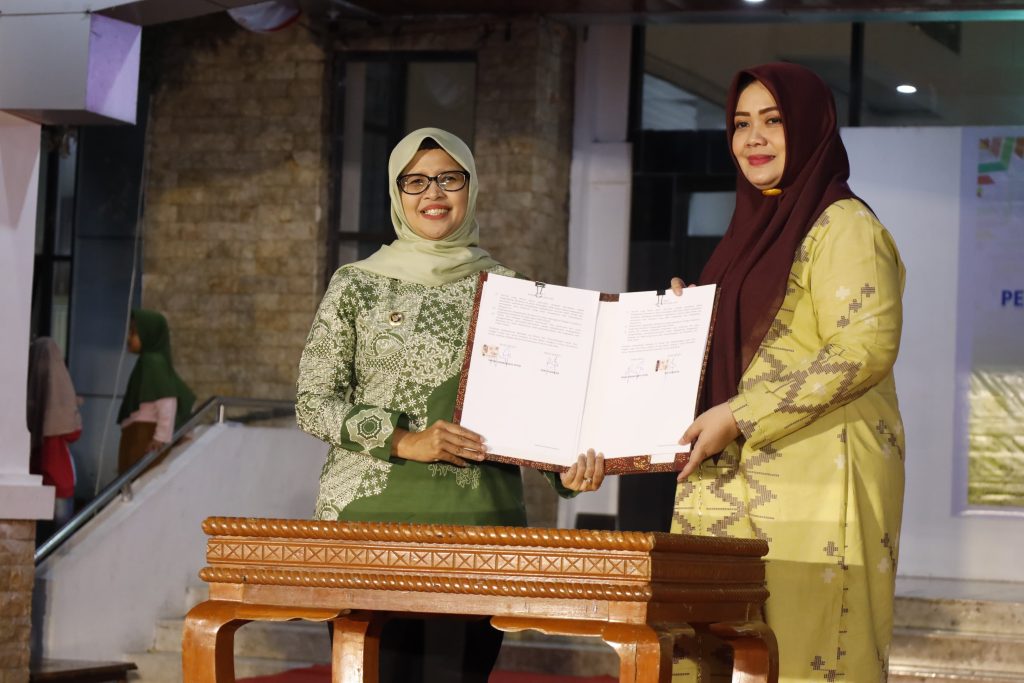 Rini Syarifah, Bupati Blitar (berkacamata) saat menanadatangani kesepakatan dengan Bupati Bima, NTT