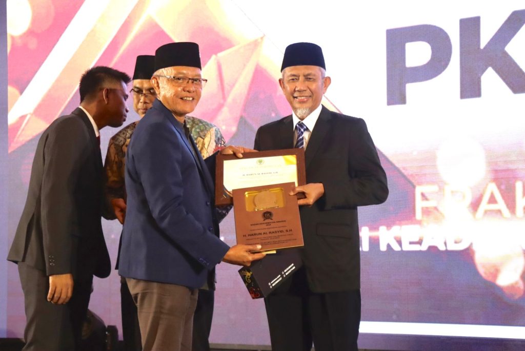 Harun Al Rasyid, Anggota DPRD Kaltim saat menerima BK Award 2024 di Hotel Novotel Balikpapan, Jumat (26/7/2024)