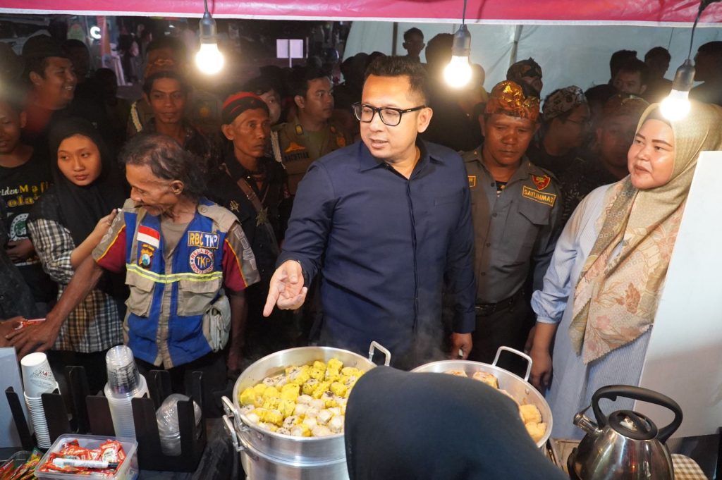 Pj. Wali Kota Mojokerto M. Ali Kuncoro meninjau stand-stand UMKM di pasar jadoel Kelurahan Prajuritkulon - Sho