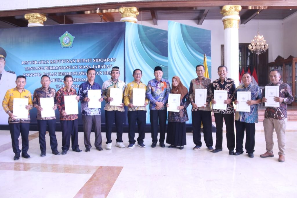 Plt Bupati Sidoarjo Subandi menyerahkan SK Perpanjangan Masa Jabatan secara simbolis bagi 315 di Pendopo Delta Wibawa Kabupaten Sidoarjo, Selasa (30/7/2024).
