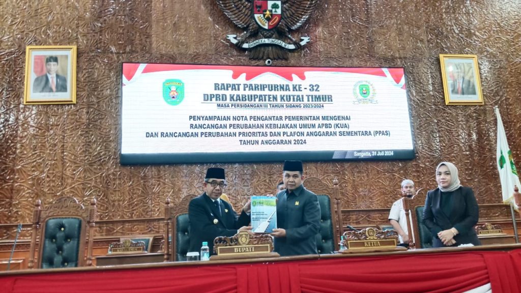 Rapat ke-32 DPRD Kutim, Menyongsong Perubahan APBD 2024 Joni, Ketua DPRD Kutim menerima Nota penyampaian nota pengantar pemerintah mengenai rancangan perubahan KUA APBD Perubahan dan rancangan (PPAS) 2024