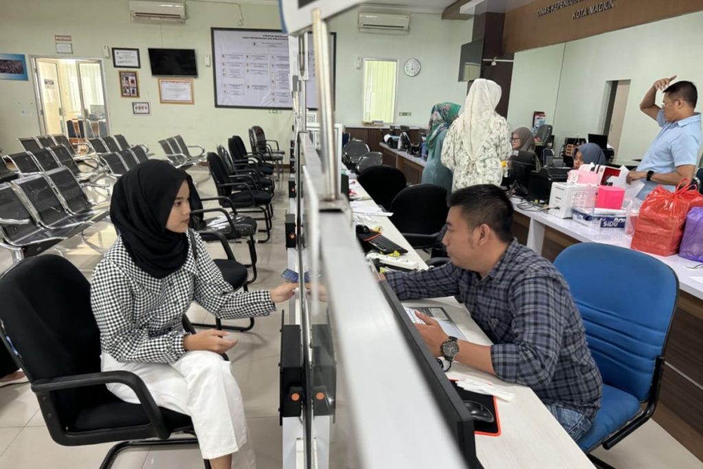 Jelang Pilkada, Disdukcapil Kota Madiun Layani Perekaman KTP di Sekolah