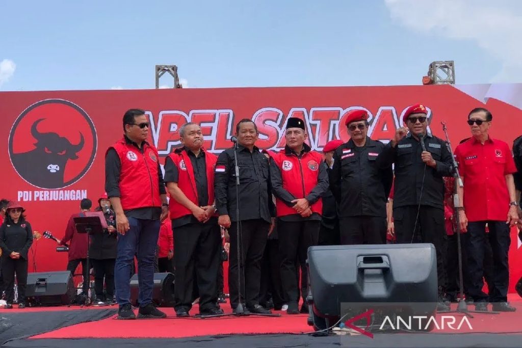 PDIP) menyerahkan surat tugas kepada Edy Rahmayadi untuk maju sebagai bakal calon Gubernur Sumatera Utara pada Pemilihan Kepala Daerah (Pilkada) 2024. (ANTARA/Anggi Luthfi Panggabean)