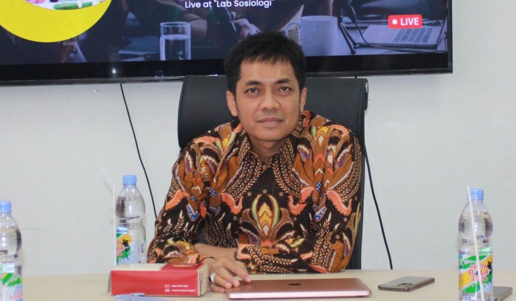 Pengamat hukum tata negara Unair Dr Adam Muhshi