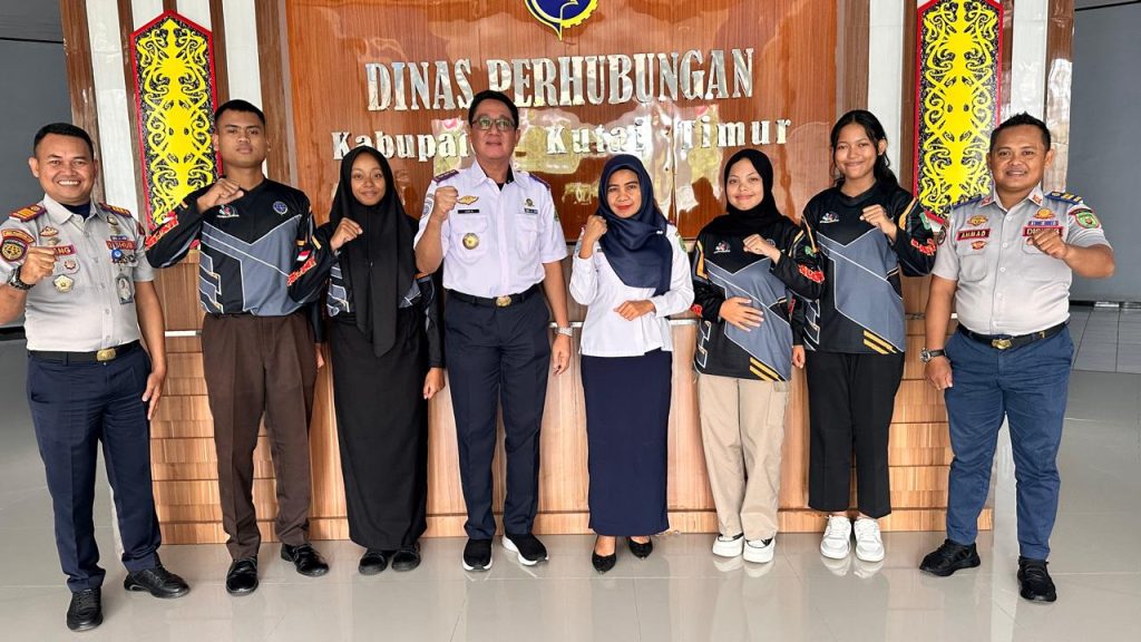 Kadishub Kutim Joko Suripto melepas empat siswa yang akan mengikuti Pemilihan Pelajar Pelopor Keselamatan tingkat Provinsi