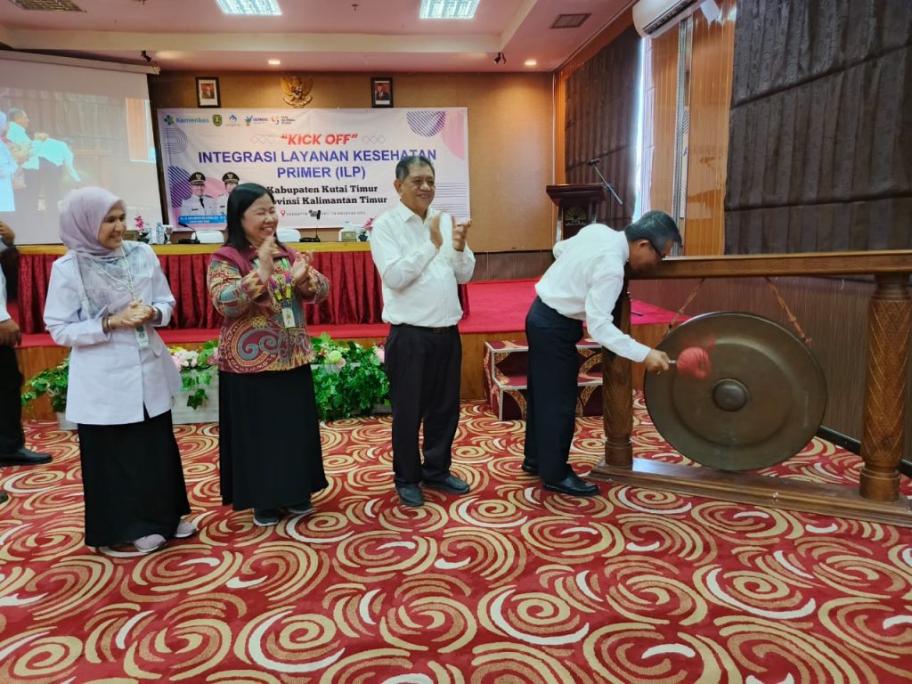 Bupati Kutim Ardiansyah Sulaiman memukul gong tanda kick off ILP di Kutim