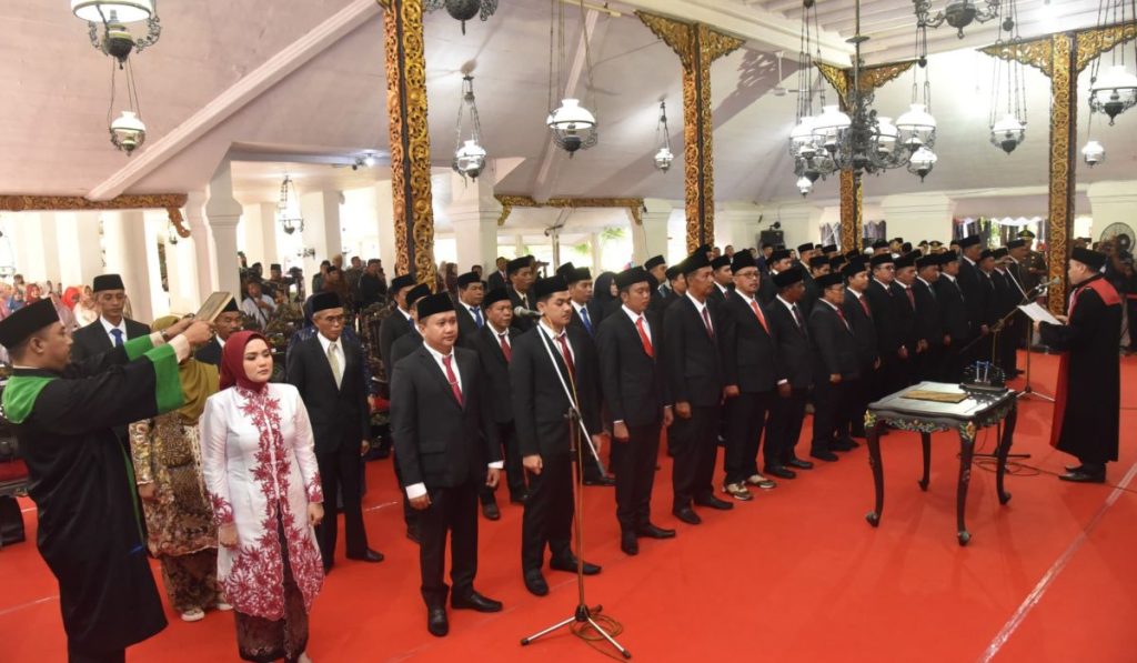 50 Anggota DPRD Sumenep Dilantik, PDI-P Dominasi Kursi 50 anggota DPRD Sumenep periode 2024-2029 resmi dilantik di Pendopo Agung Keraton Sumenep dengan PDI Perjuangan mendominasi kursi.