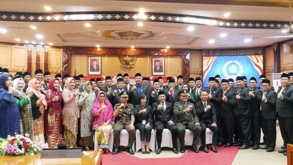 50 Anggota DPRD Sidoarjo Periode 2024-2029 Dilantik, Usman Serahkan Palu Sidang ke Abdillah Nasih