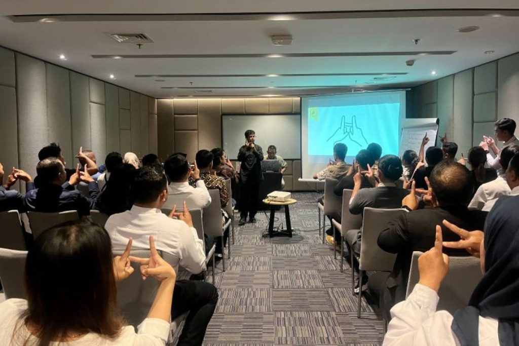 Midtown Hotels Latih Karyawan Bahasa Isyarat untuk Teman Tuli Bahasa Isyarat untuk Teman tuli