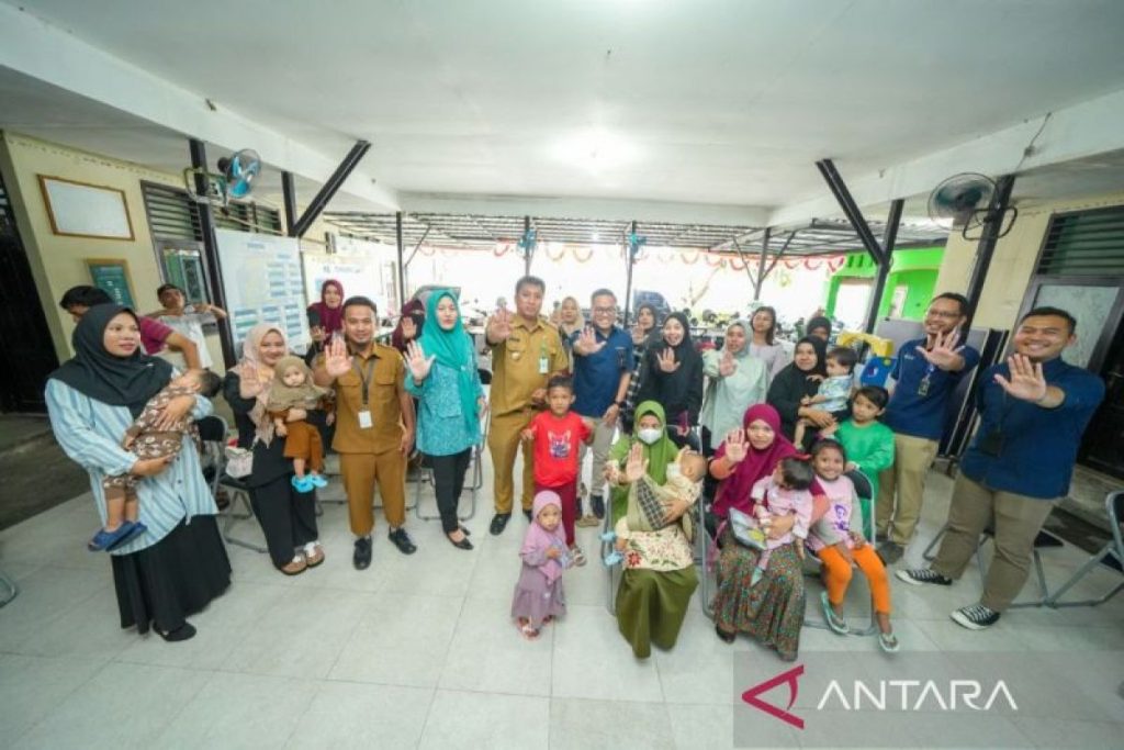 Pupuk Kaltim Salurkan PMT untuk Anak Gizi Buruk di Tanjung Laut PT Pupuk Kalimantan Timur (Pupuk Kaltim) melalui program PEDALGAS kembali menyalurkan Pemberian Makanan Tambahan (PMT)