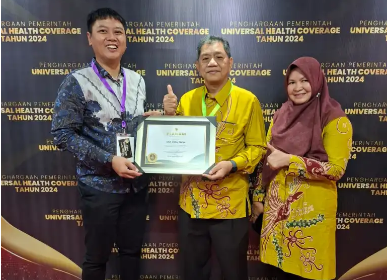 Kabupaten Kutai Timur Raih Predikat UHC dari Wakil Presiden RI dr. H. Bahrani, Kepala Dinas Kesehatan Kabupaten Kutai Timur (tengah) saat menerima UHC Awards, Kamis (8/8/2024)