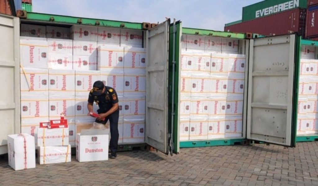 Penyitaan rokok ilegal Surabaya