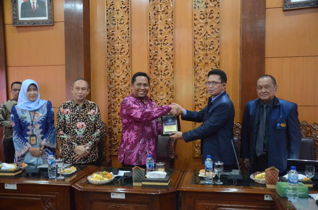 Asisten Administrasi Pemerintahan dan Kesra Pemkab Sidoarjo M. Ainur Rahman menerima Visitasi Kepimimpinan Nasional PKN Tingkat II Angkatan XVIII tahun 2024 Pusdiklat Kementrian Kominfo dengan tema Inovasi Digital Pada Tata Kelola Pemerintah Yang Berwawasan Ke Depan yang bertempat di Delta Wicaksana, Selasa(6/8/2024).