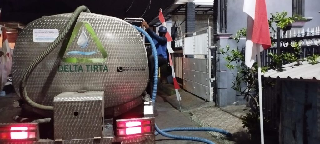 Warga Oasis Village Lega, Pasokan Air Bersih Terjamin Meski Debit Sungai Menurun Perumda Delta Tirta Sidoarjo juga telah menyiapkan sejumlah langkah penyediaan air tangki untuk warga yang terdampak
