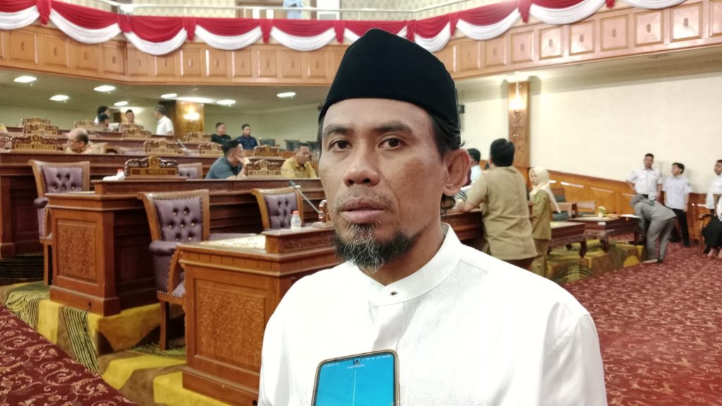 Suara Penolakan dari Kutim, Pelajar dan DPRD Kritisi PP 28/2024 JImmi, Anggota DPRD Kutim saat diwawancarai di gedung DPRD Kutim (Ahmad/GOnews)
