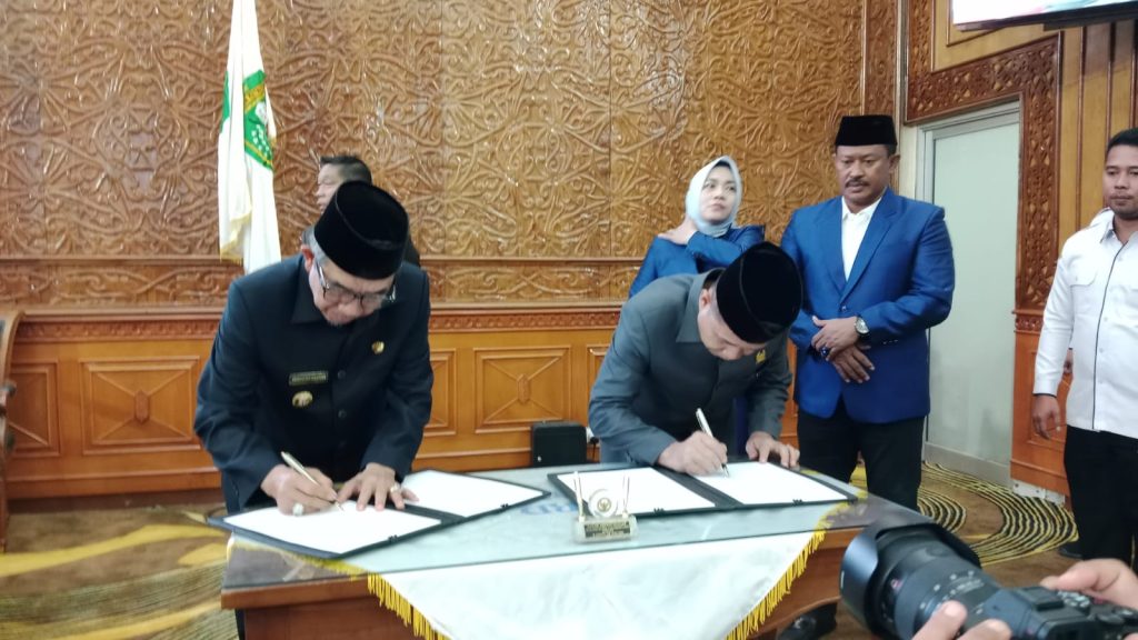 DPRD-Pemkab Kutim Sepakati Perubahan KUA-PPAS 2024 Ardiansyah Sulaiman, Bupati Kutim (berkacamata) bersama Joni, ketua DPRD Kutim menandatangani Nota Kesepakatan antara Bupati dan DPRD Kutim tentang Perubahan KUA dan PPAS 2024, Senin (12/8/2024) (Ahmad/GOnews)
