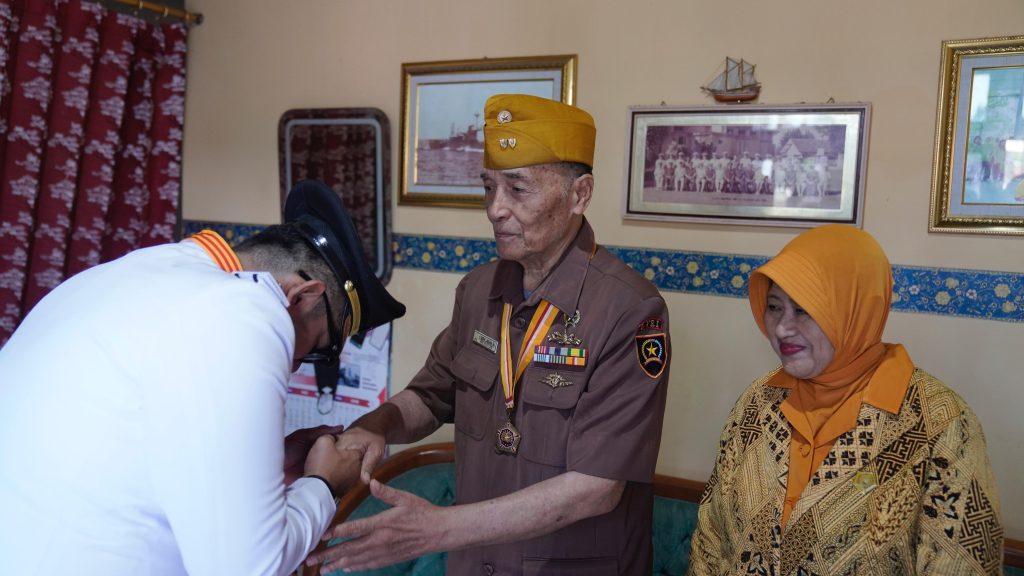 Pj Wali Kota Mojokerto, M. Ali Kuncoro saat mengunjungi veteran di Kota Mojokerto