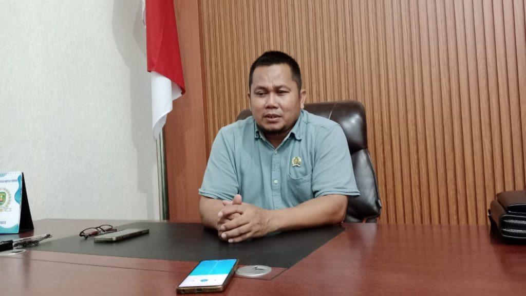Aidil Fitri, Anggota DPRD Kutim saat diwawancarai di Ruang Kerjanya (Ahmad/GOnews)