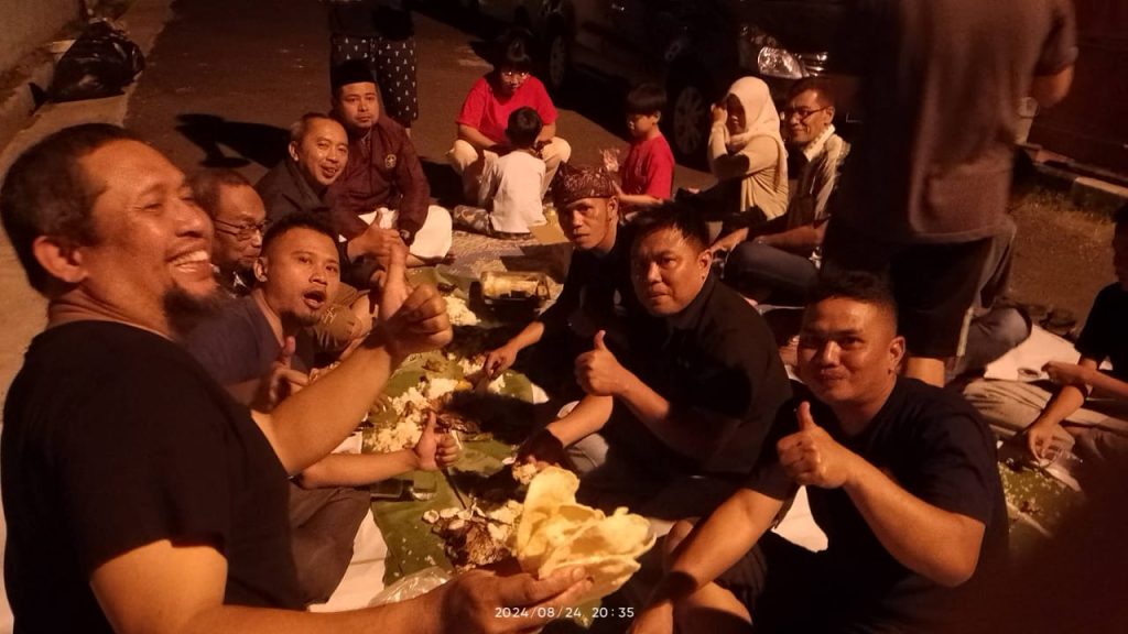 Para Bapak-bapak Perum As-salam Permai acungkan jempol tanda menikmati  acara makan besar nasi liwet.