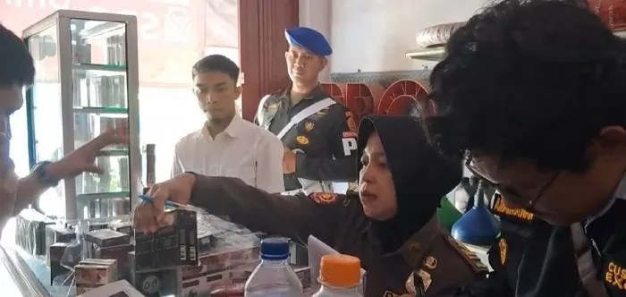 Satpol PP Jombang dan Bea Cukai Kediri Amankan Ribuan Batang Rokok Ilegal di Jombang Satpol PP Jombang dan Bea Cukai Kediri Amankan 3.900 Batang Rokok Ilegal