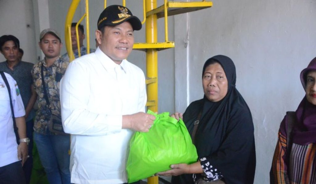Pemkab Serahkan Bantuan untuk Pedagang Pasar Krian yang Terbakar bantuan sosial pedagang Pasar Krian