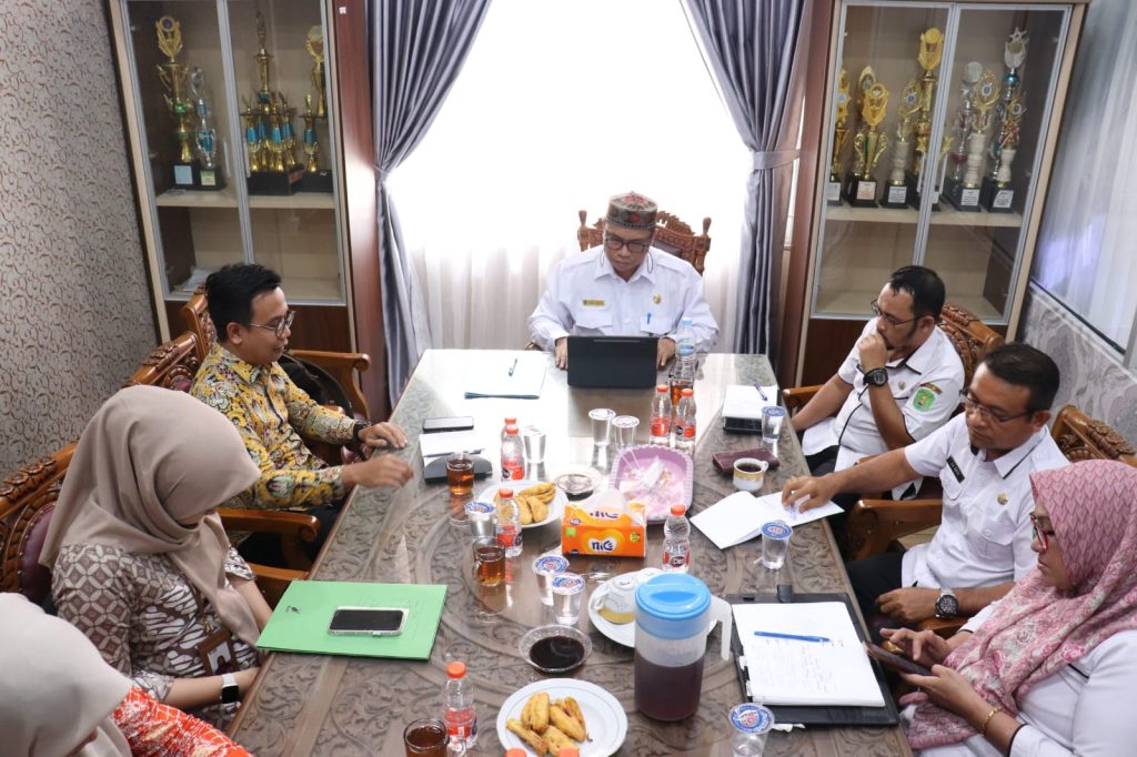 Kepala DPPKB Kutai Timur, Achmad Junaidi B, menerima audiensi Ketua Tim Bina Lini Lapangan BKKBN Kalimantan Timur, Mustain Adnan, beserta staf di ruang kerjanya, Rabu (28/8/2024).