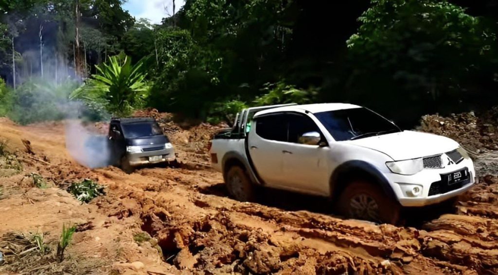 Jalan penghubung antara Kubar-Mahulu yang sebagian besar masih berupa jalan tanah (Ist).