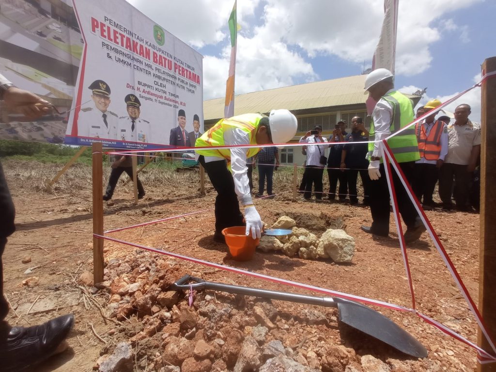 Bupati Ardiansyah Sulaiman meletakkan batu pertama menandai pembangunan awal MPP dan UMKM Center Kutim. Foto: Irfan/Pro Kutim