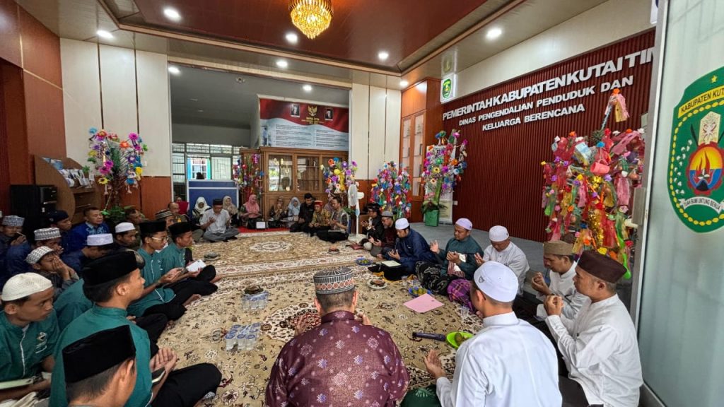 Khataman Quran dan peringatan Maulid Nabi Muhammad SAW yang digelar oleh DPPKB Kutim bersama Dharma Wanita Persatuan (DWP), Kamis (12/9/2024)