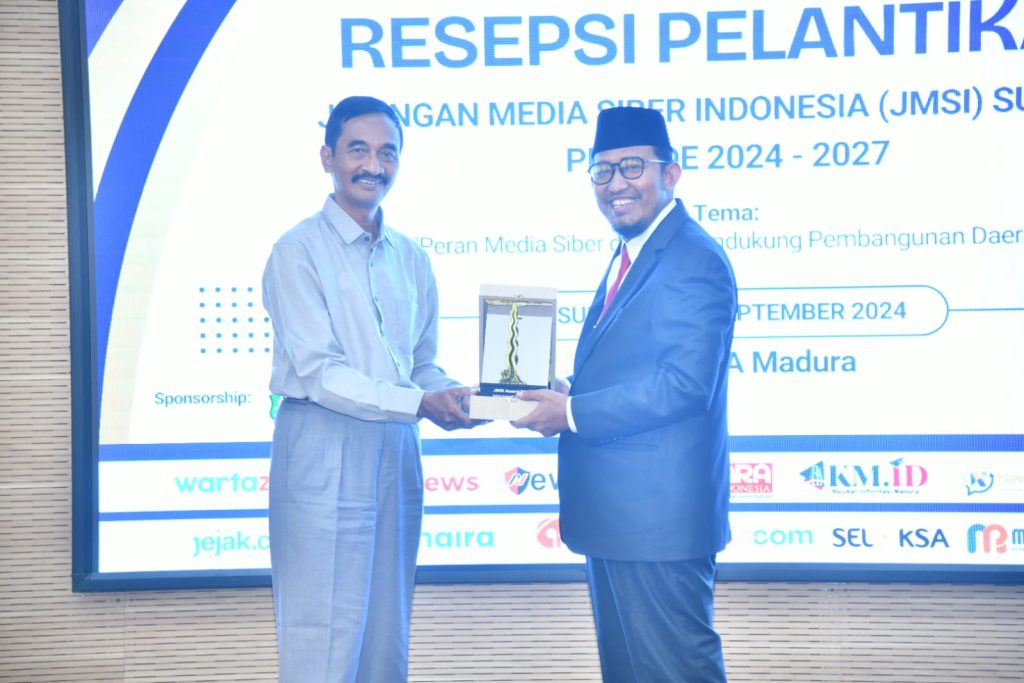 Ketua Jaringan Media Siber Indonesia (JMSI) Jawa Timur (Jatim), Syaiful Anam saat menerima cinderamata dari Bupati Sumenep Achmad Fauzi Wongsojudo