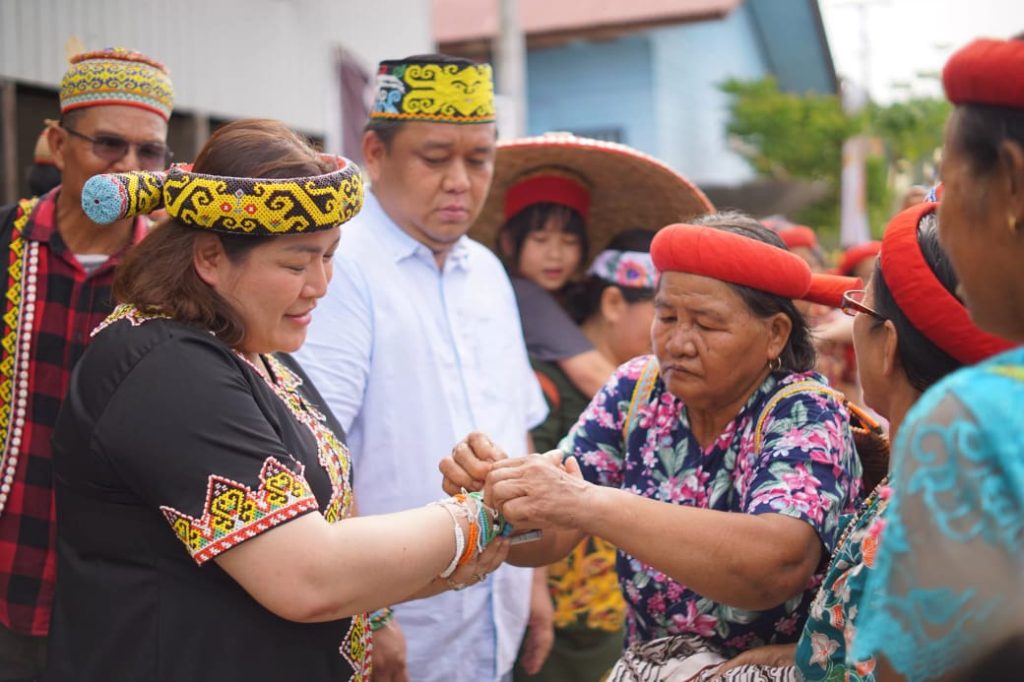 Novita Bulan dan Artya Fathra Marthin dalam sebuah acara di Mahulu