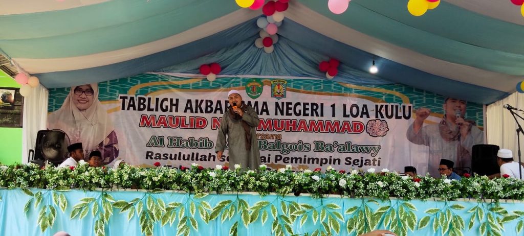 Serangkaian Milad ke-33 dan Maulid Nabi di SMAN 1 Loa Kulu: Refleksi Cinta kepada Rasulullah SAW SMAN 1 Loa Kulu merayakan milad ke-33 sekaligus memperingati maulid nabi Muhammad Saw, Jumat (20/9/2024).