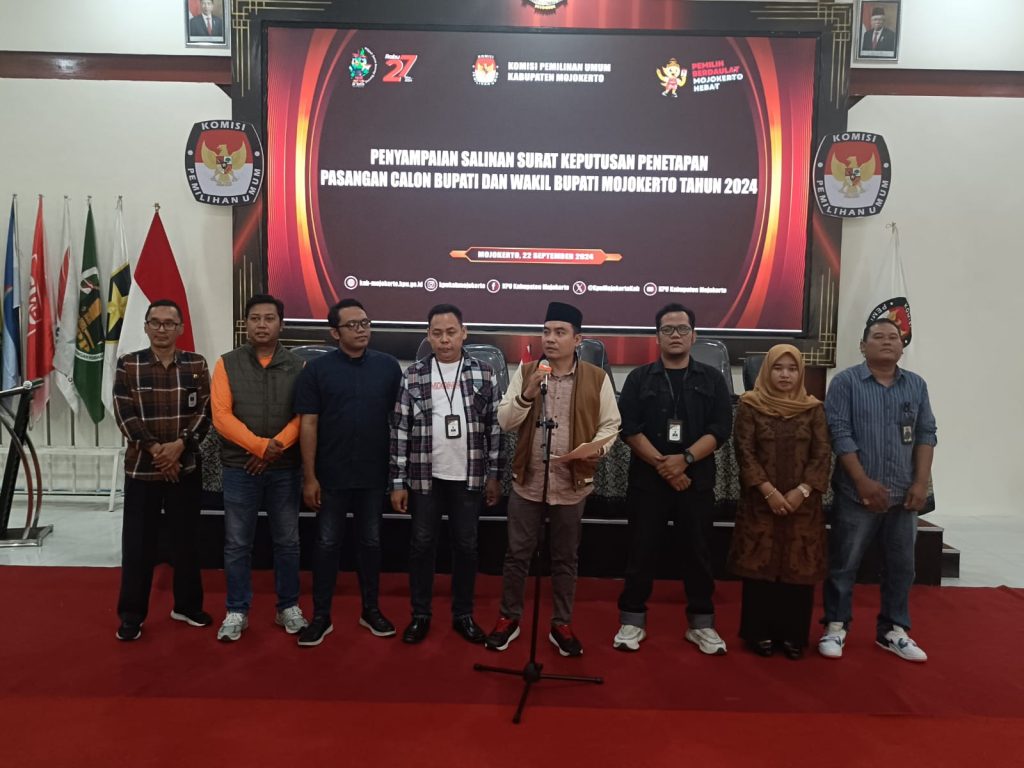 KPU Kabupaten Mojokerto Menetatpkan Pasangan Calon bupati dan Wakil bupati Mojokerto dalam Pilkada kabupaten Mojokerto Tahun 2024 di Kantor KPU kab.Mojokerto, Jl RAAK. Adinegoro, Mergelo, Sooko, Kec. Sooko, Kabupaten Mojokerto, Minggu(22/9/2024).
