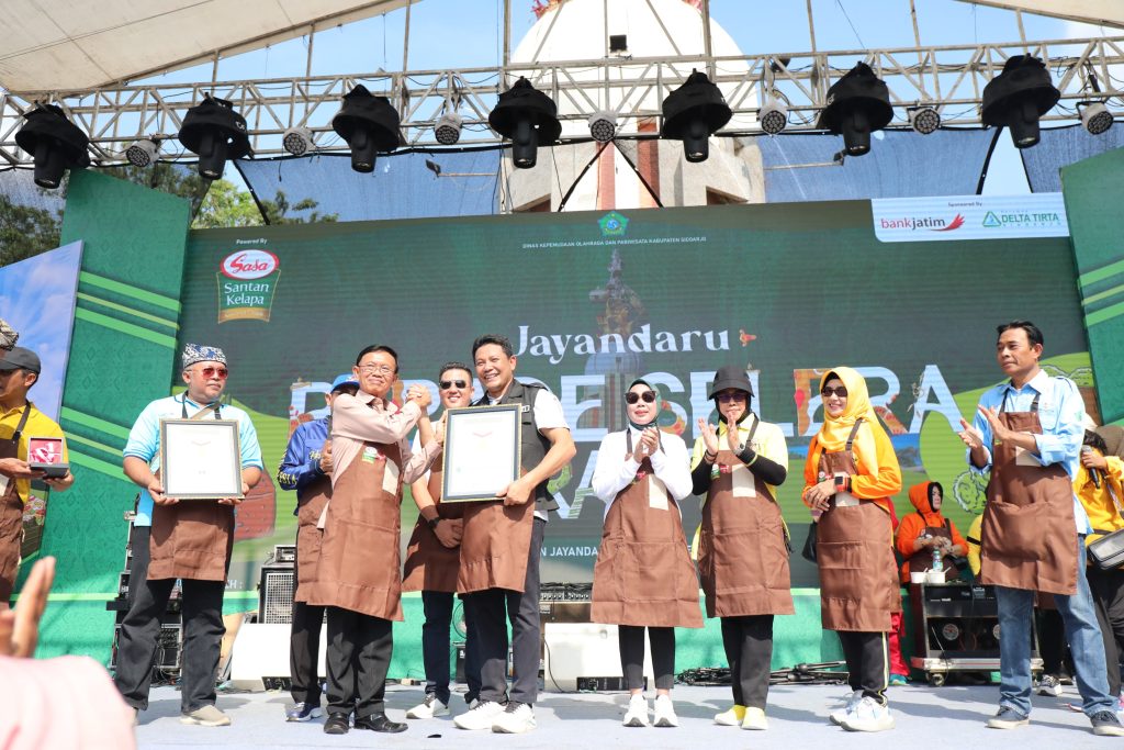 Pemerintah Kabupaten Sidoarjo memecahkan rekor Museum Rekor Dunia Indonesia (MURI) atas sajian lontong cecek terbanyak