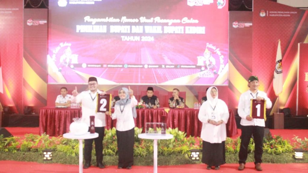 KPU Kabupaten Kediri menggelar rapat pleno terbuka pengundian dan penetapan nomor urut pasangan calon Bupati dan Wakil Bupati Kediri dalam Pilkada 2024 di Gedung Bagawanta Bhari, Senin malam (23/09/204).