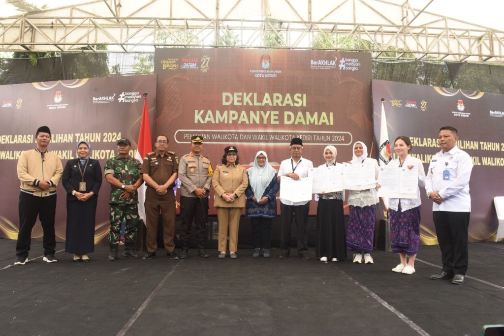 KPU Kota Kediri menggelar acara deklarasi kampanye damai pada Pemilihan Kepala Daerah (Pilkada) di depan Kantor KPU, jalan Jaksa Agung Suprapto, Kecamatan Mojoroto, Kota Kediri, Jawa Timur, Selasa (24/9/2024).