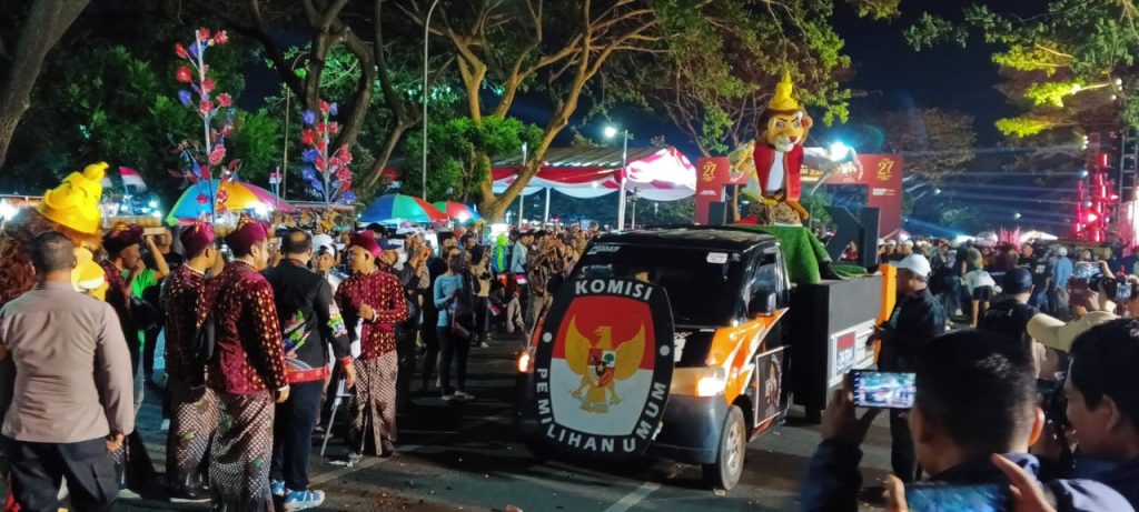 Kirab Maskot Pilkada 2024 di Kabupaten Kediri: Upaya Meningkatkan Partisipasi Pemilih hingga 75 Persen KPU Kabupaten Kediri kirab "Si Nara" boneka macan yang mengenakan topi berbentuk mahkota Raja Jayabaya berwarna kuning