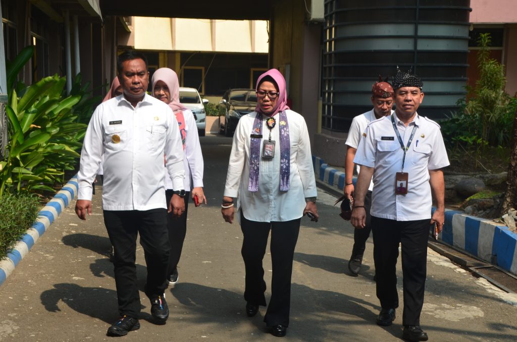 Penjabat Sementara (Pjs) Bupati Sidoarjo, Muhammad Isa Anshori memimpin apel pagi Aparatur Sipil Negara di Lapangan Apel kantor Sekretaris Daerah Sidoarjo pada Rabu(25/9/2024)