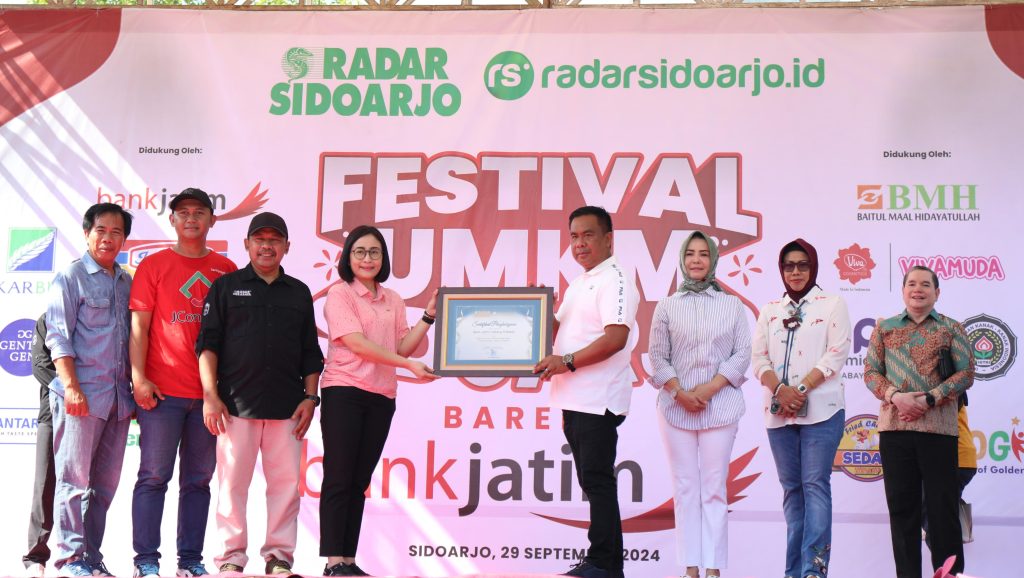 Penjabat Sementara (Pjs) Bupati Sidoarjo, Muhammad Isa Anshori beserta istri, menghadiri Festival UMKM yang digelar di Alun-alun Sidoarjo, Minggu (29/9/2024)