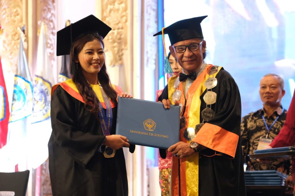 Dekan Fikom Unitomo Dr. Harliantara dalam wisuda Unitomo