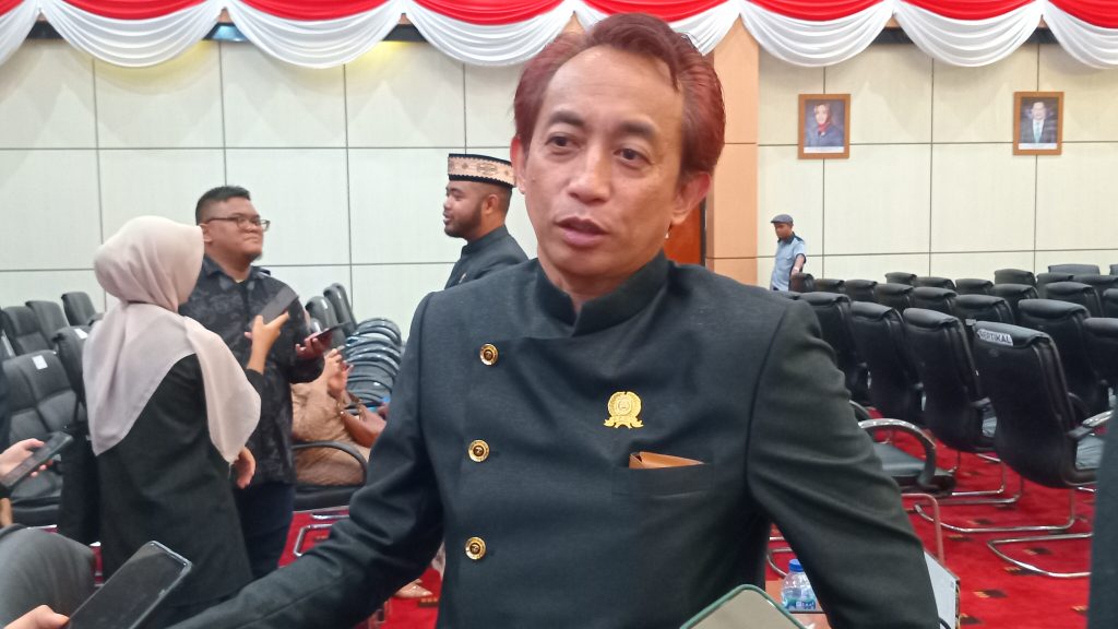 Rustam Kembali Duduki Komisi B DPRD Bontang untuk Periode 2024-2029 Rustam, Ketua Pansus Raperda Tatib DPRD Kota Bontang