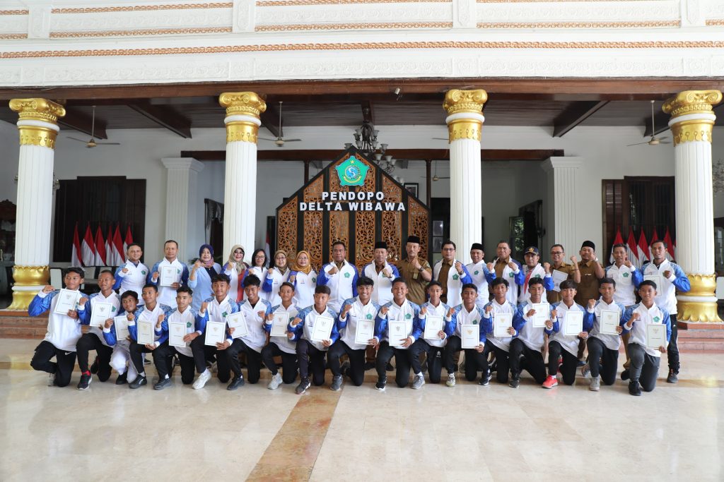 Muhammad Isa Anshori, Pjs. Bupati Sidoarjo bersama siswa yang mengikuti Gala Siswa Indonesia (GSI)