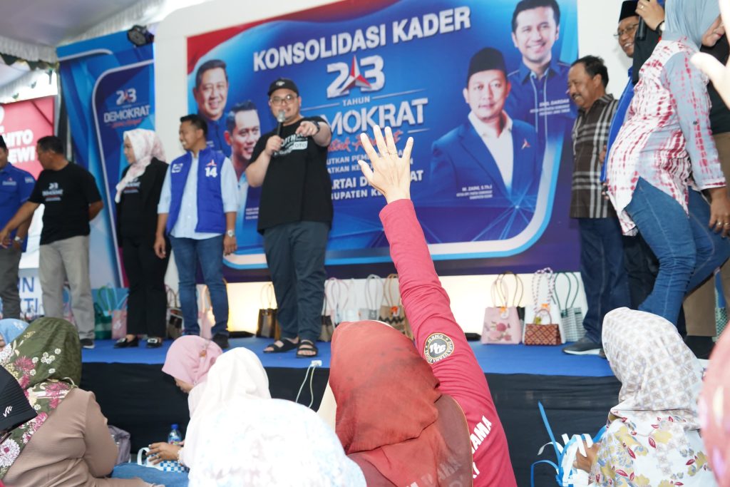 Calon Bupati Kediri nomor urut 02 Hanindhito Himawan Pramana melakukan kampanye di DPC Demokrat Kabupaten Kediri, Minggu (13/10/2024).