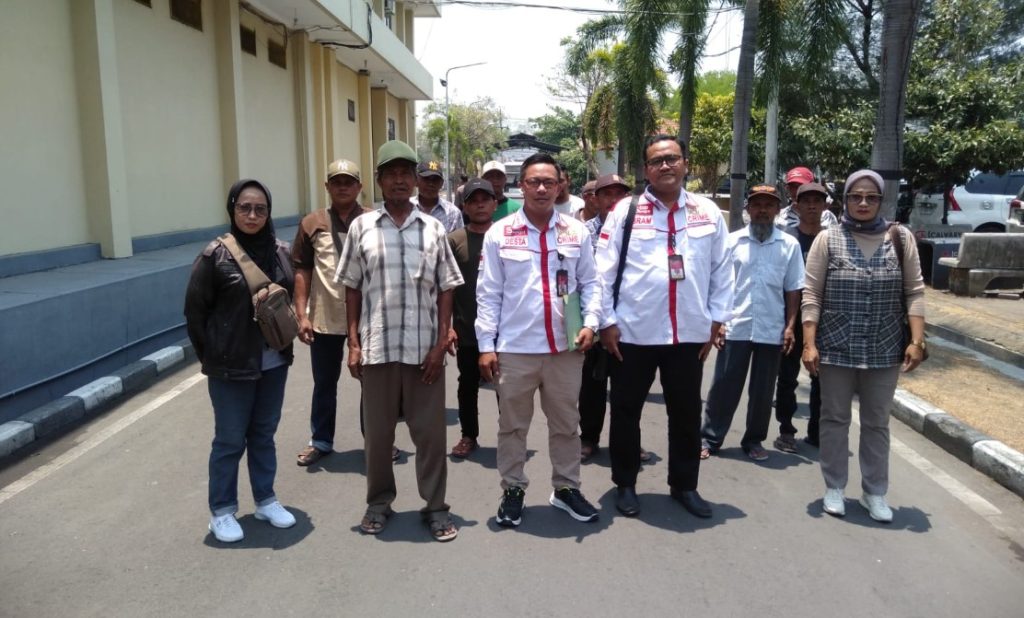 Warga didampingi kuasa hukum RM.Bramastyo Kesumo Negoro dan DPK GNPK saat melapor ke Polres Mojojerto