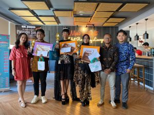 Marketing & Communication Manager Aston Inn Jemursari, Aries Luhur bersama para pemenang