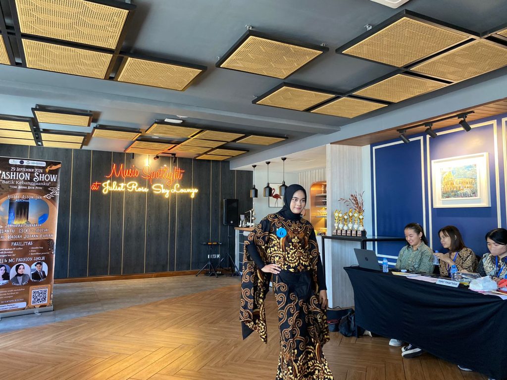 Aston Inn Jemursari Gelar Fashion Show Menyambut Hari Batik Nasional untuk anak berkebutuhan khusus, Minggu(29/9/2024).