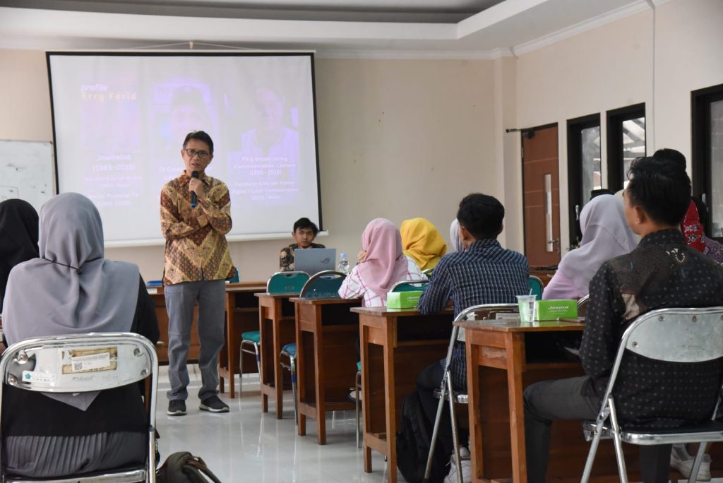 Tenaga Ahli Komunikasi Publik Pemerintah Kabupaten Sidoarjo yang juga Praktisi Teknologi Komunikasi Digital (AI), H. Erry Farid S.Sos, MSi di Kantor BKD Sidoarjo, Selasa-Rabu, (1-2/10/2024)
